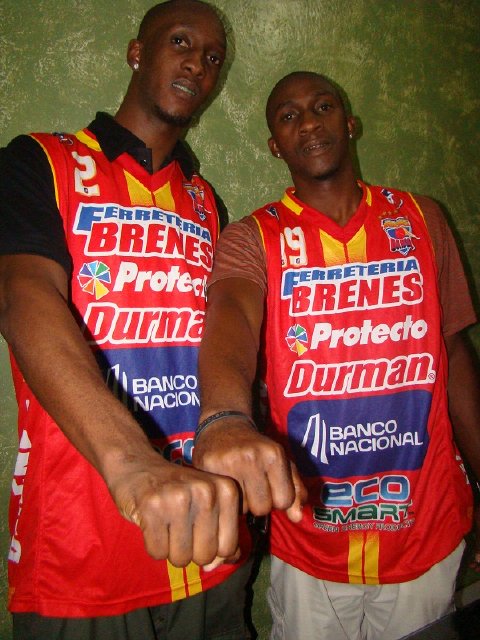 Hermanos Martínez fichan para Ferretería Brenes-Barva. 