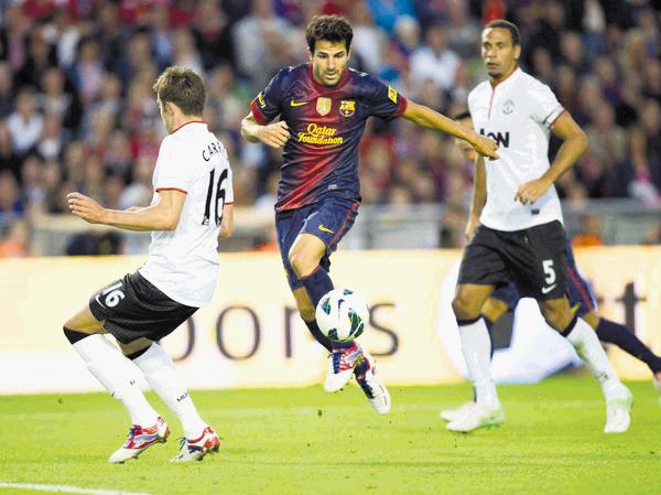  Tito defiende a Fábregas. Fábregas acumula 185 minutos jugados en la actual temporada del Barcelona. AFp.