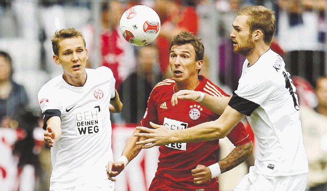 El Bayern Munich continúa imparable. El croata Mario Mandzukic, recién llegado al equipo bávaro encarriló a su equipo a la victoria al anotar al segundo minuto de juego. Foto: AP