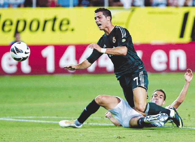 El Real Madrid pierde en Sevilla y queda a ocho puntos del Barcelona. CR7 lo intentó, pero la defensa sevillana siempre estuvo bien parada para repeler los ataques. Foto: AFP