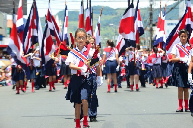  Desfiles celebraron a la patria. Abanderados de la escuela Ascensión Esquivel, en Cartago, este sábado. Rafael Pacheco.