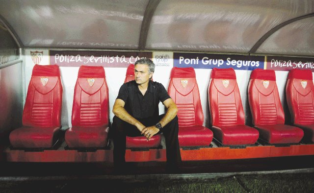  “No tengo equipo”. El técnico portugués José Mourinho, parece que está solo, sus jugadores no lo están respaldando en la cancha, y los resultados tampoco se le vienen dando.AFP.