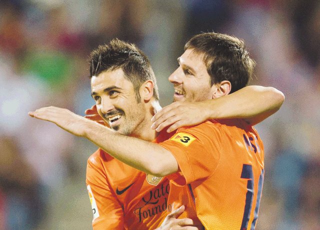  En el Barça no se creen la ventaja. Messi anotó dos goles y David Villa consiguió uno. AFP.