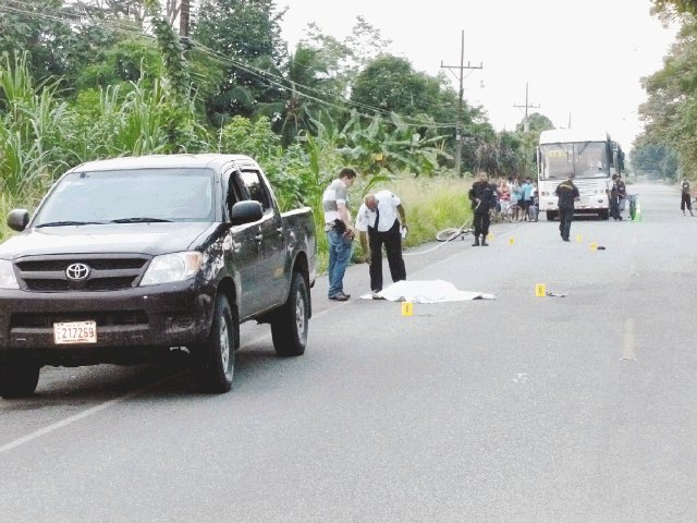  Camino a casa muere arrollado. Oficiales del Tránsito y del OIJ inspeccionaron el sitio del accidente en busca de más evidencias. Ronny Jaén.
