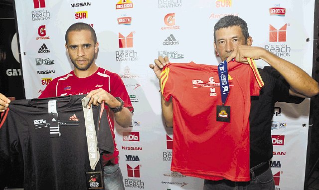  Fuerte lucha en los 21 k.m. El atleta César Lizano y el dirigente Víctor López mostraron las medallas y camisetas.Mario Castillo.