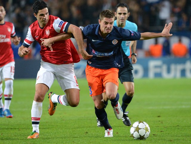El debutante Montpellier cae ante el Arsenal inglés. Anthony Mounier (derecha) compite con el centrocampista español del Arsenal, Mikel Arteta durante el juego de la UEFA Champions League. AFP.