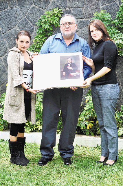  Alejandra se enamora de la historia. Alejandra y Raúl junto a Catalina Valverde. Alexánder Otárola.