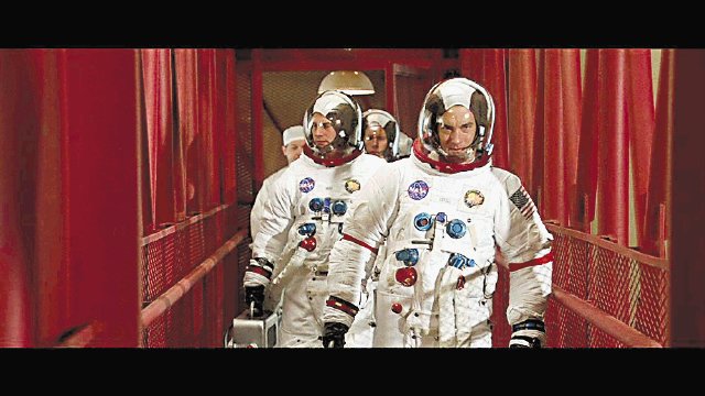 Guías de televisión. Apolo 13. Su viaje a la Luna se inicia en abril de 1970. Y cuando está a punto de llegar a su destino se produce una explosión en el espacio que les hace perder oxígeno y cambia el rumbo de la nave.
