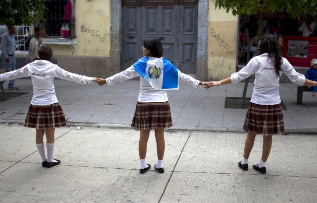 Cadena humana. Ségun las autoridades, cada día mueren 16 personas en Guatemala.