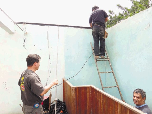  Vecinos de Heredia poco a poco reparan sus techos Barrio Los Molinos en San Rafael