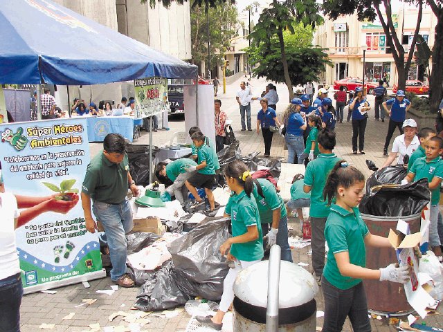  Dengue duplica casos. Niños participaron ayer en campaña de reciclaje. María Cuesta.