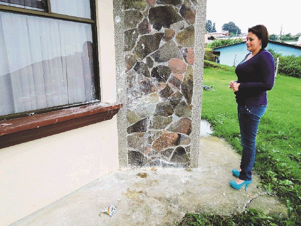  Padres denuncian actos vandálicos en Zarcero. Una afectada muestra la entrada de la casa. E.Chinchilla