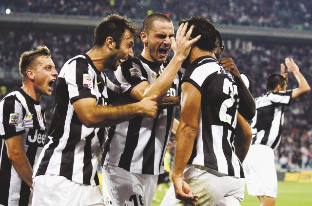  “Juve” con paso perfecto. Quagliarella celebró con sus compañeros. Los últios tres goles de Juventus son de él. AP.