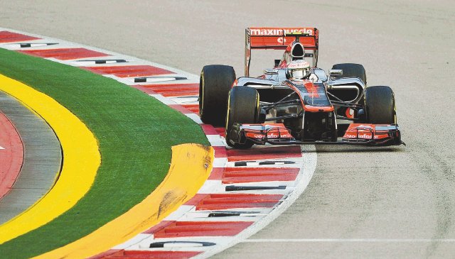En la lucha por el GP de Singapur. Hamilton superó a sus rivales en las clasificatorias.AFP.