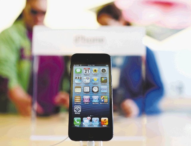  Apple pide indemnización. El iPhone 5 ya está agotado en muchas tiendas en EE. UU. AFP.