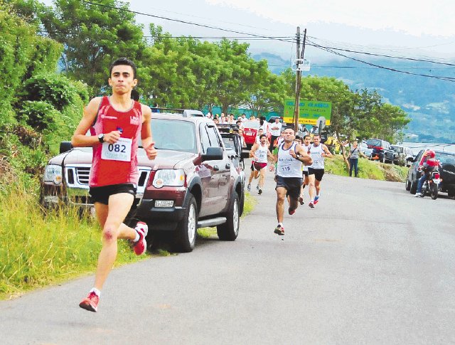 Zancada de Bustos dictó sentencia. 20 minutos con 30 segundos fueron suficientes para que el joven corredor llegara en solitario a la meta. Foto: Mario Castillo