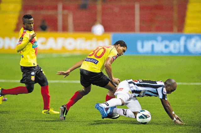  El gol volvió para Enoc. Enoc (izq.) tuvo un buen partido ante los panameños.R. Pacheco.