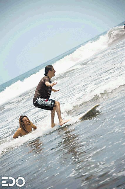  Haury aprendió a surfear. Haury con el estadounidense Rob Machado. Cortesía EDO
