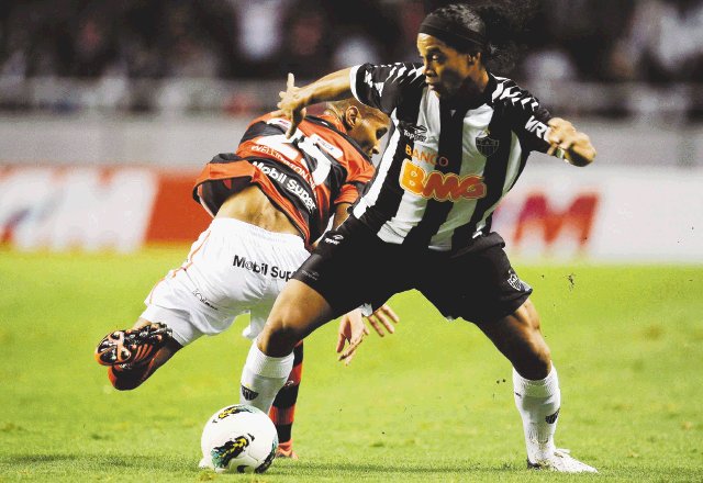  Lagartija... y lagarto. Aficionados del Flamengo la emprendieron contra el “10”.AFP.