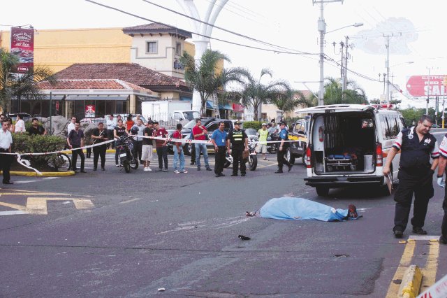  Fallece motociclista en violenta colisión. Los curiosos llegaron en gran cantidad. Wilberth Hernández.