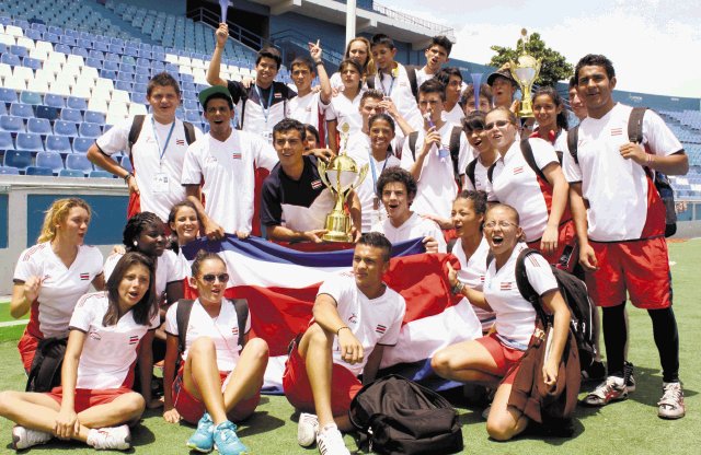  Ticos reinan en la pista. La delegación costarricense celebró su título en el estadio Jorge “Mágico” González.Fotos ICODER