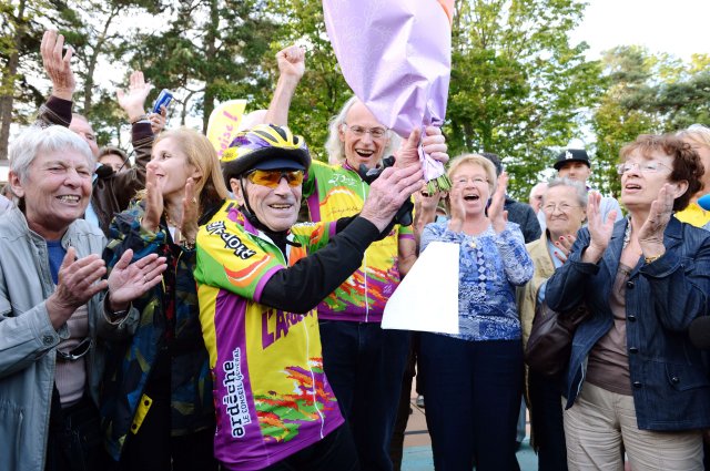 Un francés centenario establece nuevo récord ciclista en 100 km. Marchand celebró al finalizar su participación. AP.