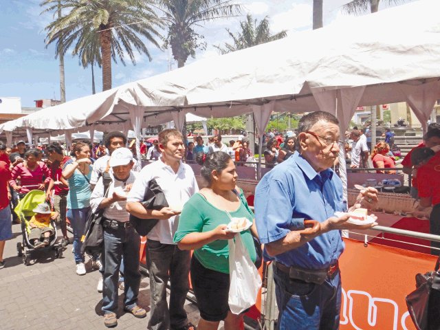  Miles degustaron enorme pastel. Con el pastel festejaron el cierre del mes patrio.H. Gutiérrez