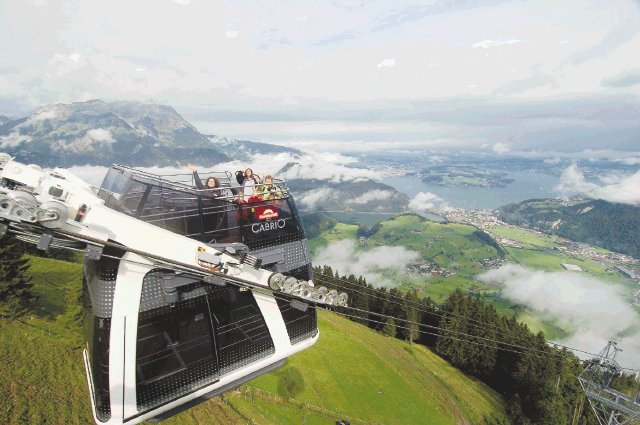  Suiza estrena su primer teleférico descapotable. El teleférico transporta a 60 pasajeros, 30 en cada nivel.EFE.