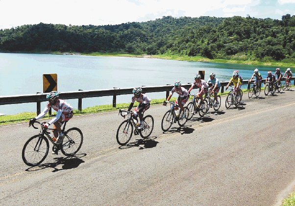 “El Rey”sin sobresaltos. El lago Arenal, fue parte del paisaje en la quinta etapa de la Vuelta a San Carlos. Édgar Chinchilla.