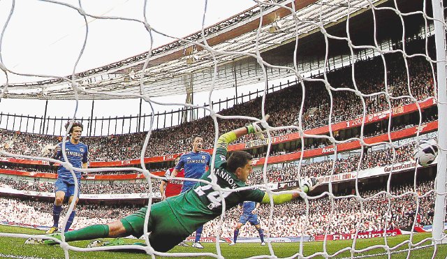 Torres y Mata tumban al Arsenal y mantienen al Chelsea en la cumbre. El guardameta del Arsenal Vito Mannone (24), trata de evitar lo q8e fue el gol de Juan Mata. Foto: EFE
