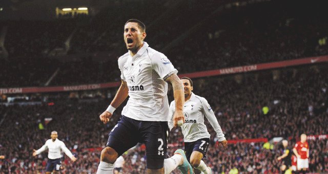 El Manchester United se atasca ante el Tottenham. Lo gritó con todo, el estadounidense Clint Dempsey anotó el tercer tanto. Foto: EFE