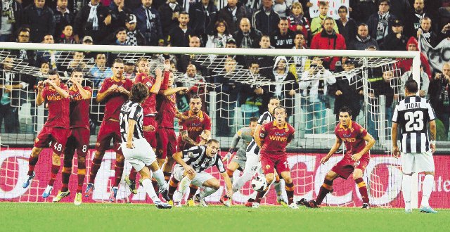 La “Juve” golea a la Roma y sigue liderando en el Calcio. Pirlo fue figura en el encuentro que resolvió sin problemas el campeón defensor del Calcio. Foto: EFE